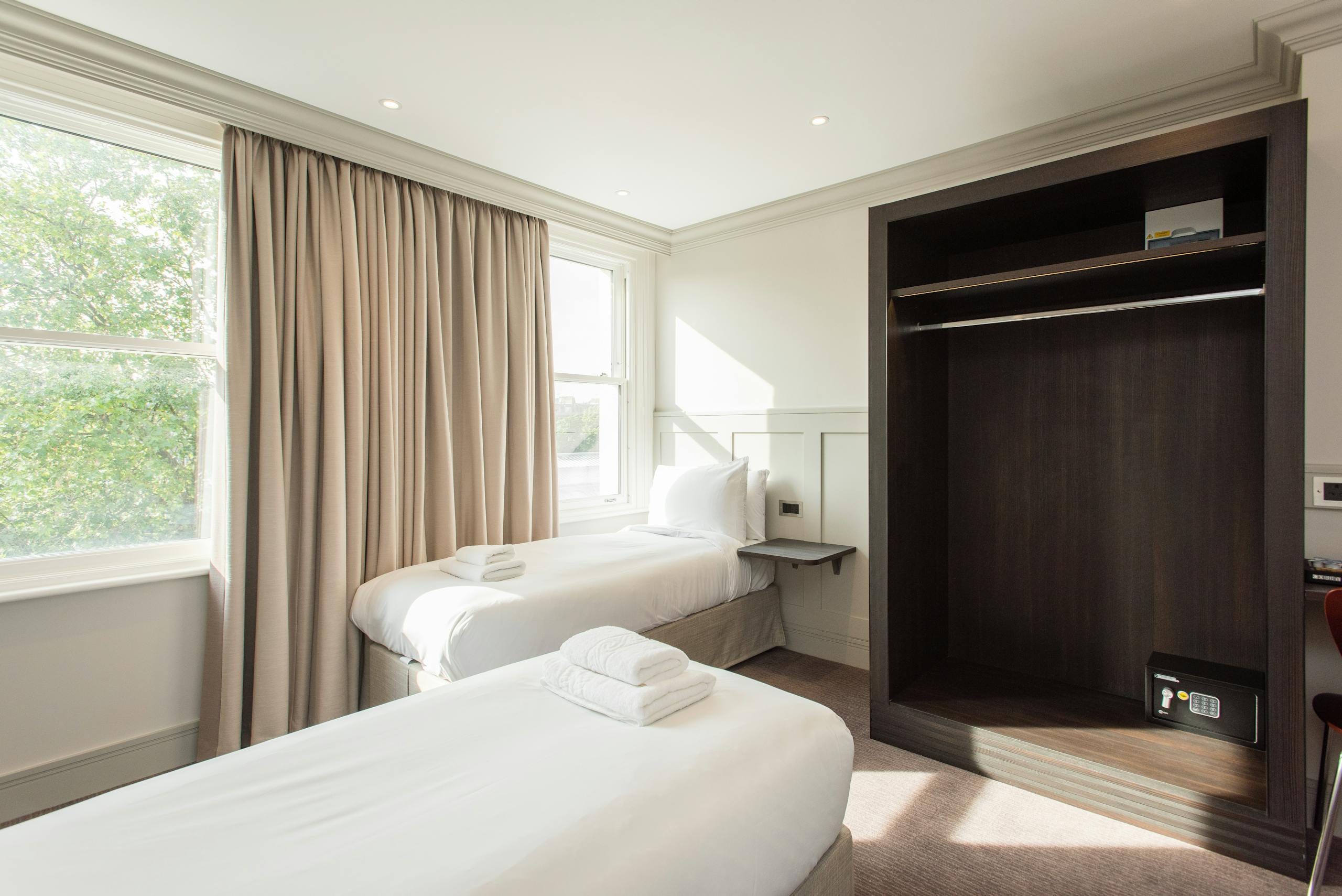 Bright twin hotel room with contemporary design in London, perfect for relaxation.