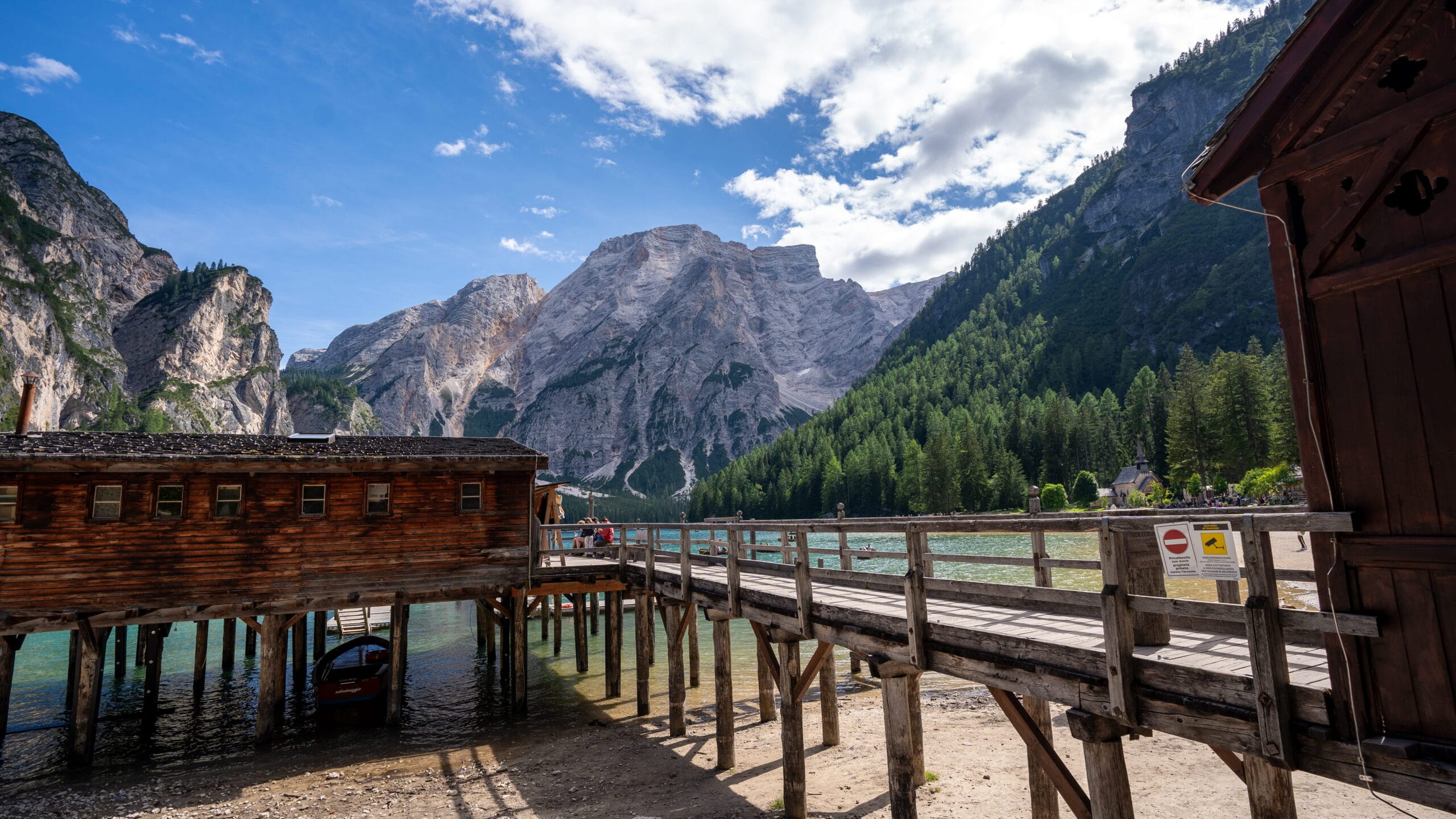 Lago di Braies worth it - turquoise water and wooden rowboats in the Dolomites