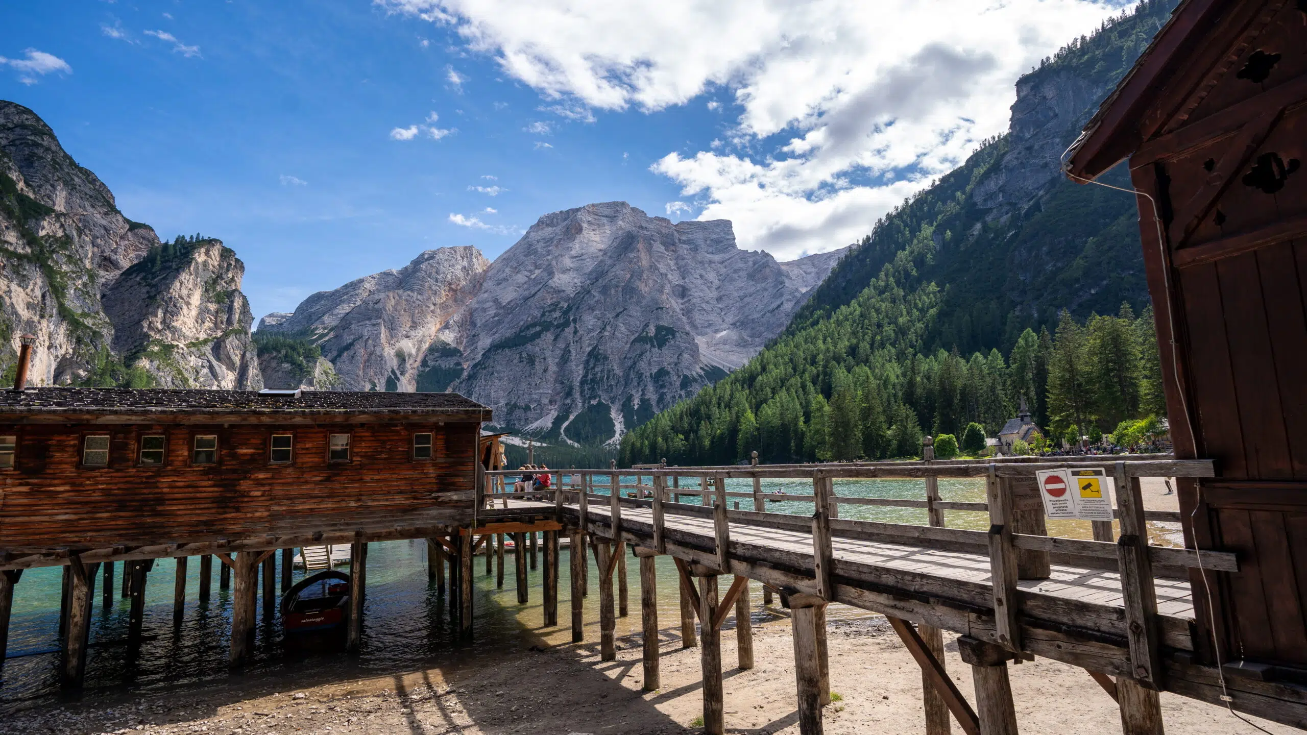 Lago di Braies worth it - turquoise water and wooden rowboats in the Dolomites